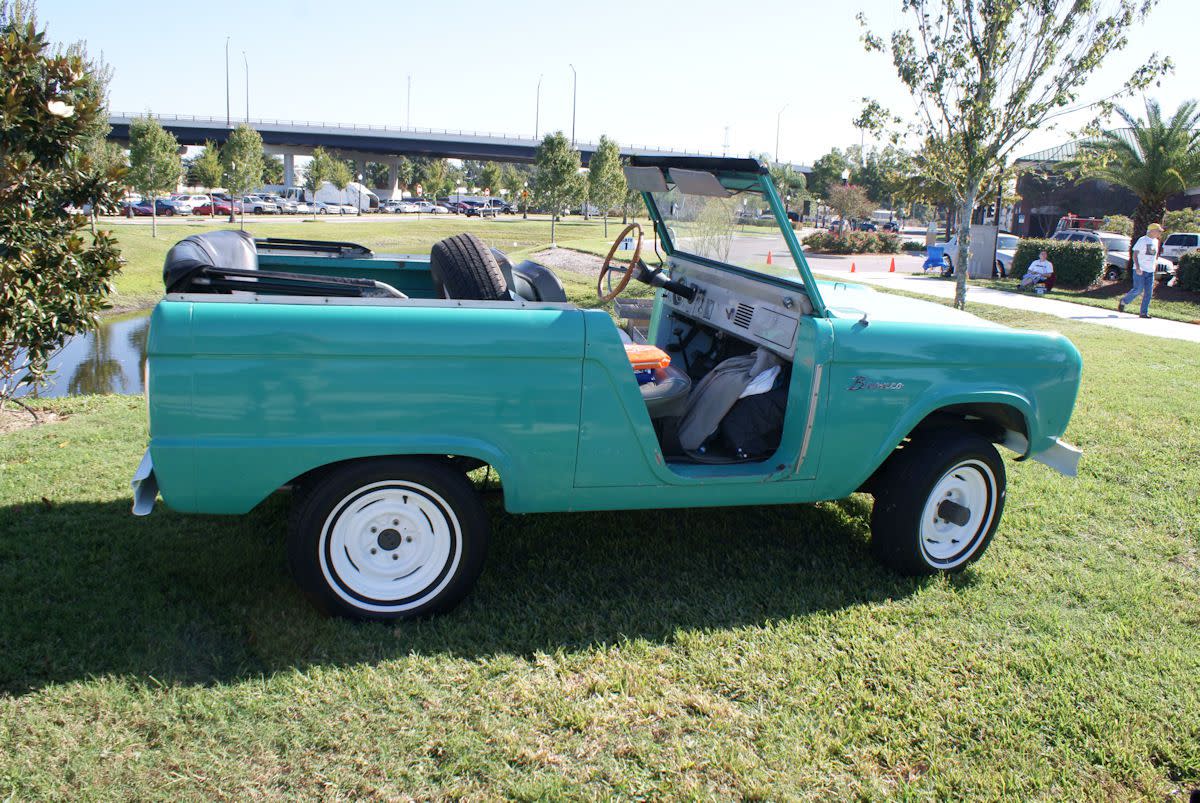 Ford Bronco 1966 Convertible in bright blue