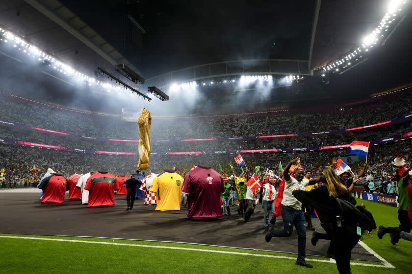 Un grupo de artistas durante la ceremonia inaugural de la Copa Mundial en el estadio Al Bayt en Jor, Qatar, el domingo 20 de noviembre de 2022.