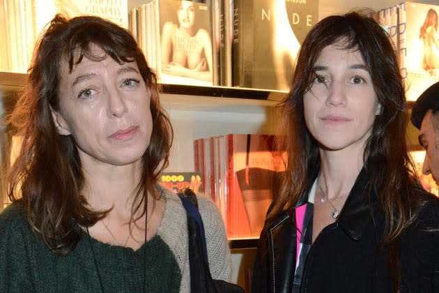 Noch im Oktober hatte Kate Barry (l.) zusammen mit ihrer berühmten Schwester Charlotte Gainsbourg ein Event in Paris besucht (Bild: Getty Images)