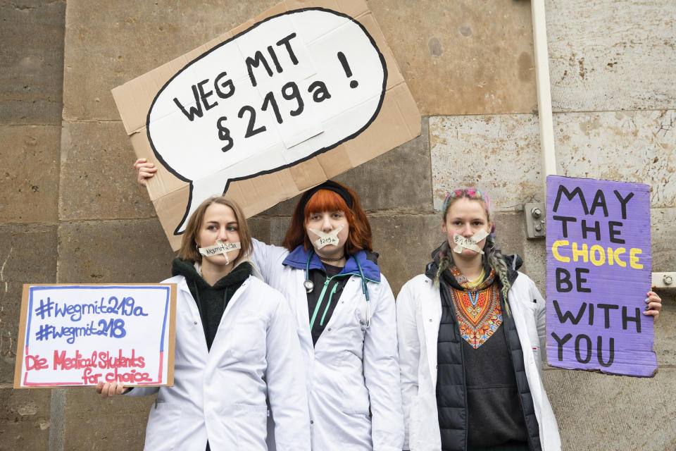 People attend a demonstration against law paragraph 219a and in favour of information and self-determination regarding abortion at Rosa-Luxembourg-Platz in Berlin, Germany on January 26, 2019. Photo: Emmanuele Contini/NurPhoto/Sipa USA