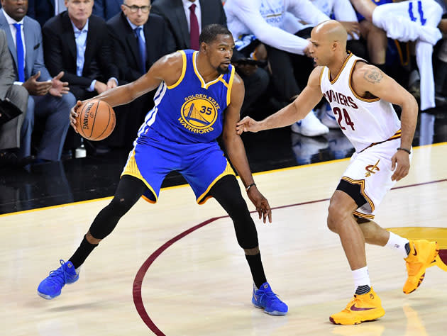 Kevin Durant works on Richard Jefferson. (Getty Images)