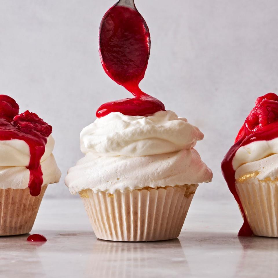 Pavlova Cupcakes With Raspberry Sauce