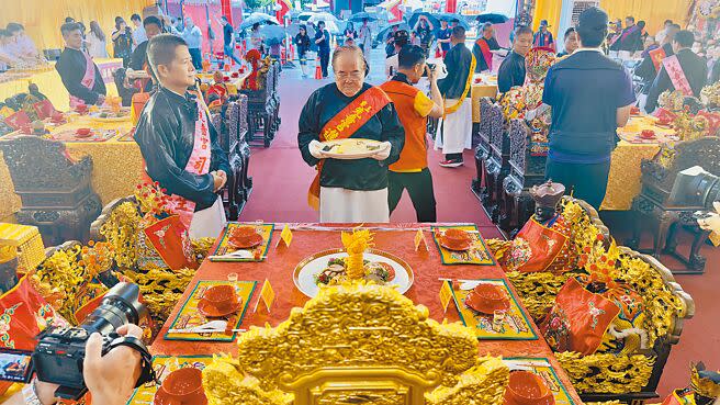 新北市三重先嗇宮「神農文化祭」活動，董事長李乾龍（中）2日親自擔任進燕官，替神農大帝進獻佳餚。（呂健豪攝）