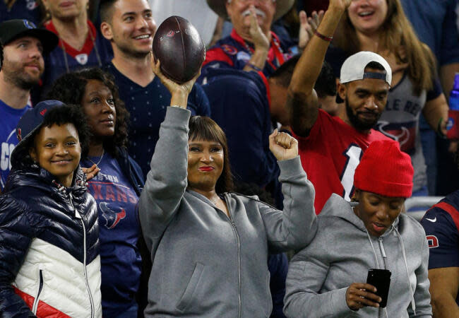 The Heartbreaking Reason Behind NFL Star DeAndre Hopkins’ Touchdown Tradition With His Mother, Sabrina Greenlee | Photo: Bob Levey/Getty Images