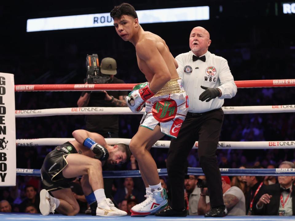 Munguia (centre) remained unbeaten with his stoppage of Ryder (Getty Images)
