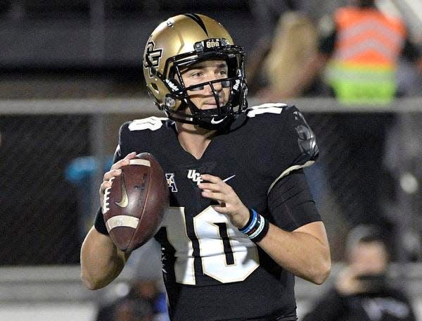 Central Florida quarterback McKenzie Milton (10) sets up to throw a pass during the first half of an NCAA college football game against Cincinnati, Saturday, Nov. 17, 2018, in Orlando, Fla. (AP Photo/Phelan M. Ebenhack)