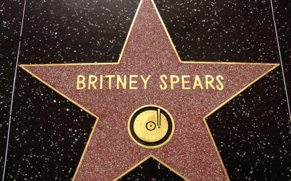 Eine Ehrung, für die "gewöhnliche" Stars ein Leben lang schuften müssen: Bereits 2002, dem Jahr ihres Filmdebüts "Crossroads", bekam Britney Spears ihren eigenen Stern auf dem Hollywood Walk of Fame. Damals war Spears gerade einmal 21 Jahre alt - bis heute wurde keine andere Musikerin so jung mit einem "Walk of Fame"-Stern gewürdigt. (Bild: Barry King/WireImage/Getty Images)