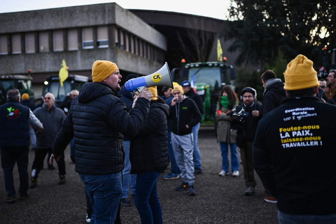 De nombreux agriculteurs mobilisés arborent un bonnet jaune (Photo by Christophe ARCHAMBAULT / AFP)