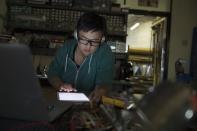 <p>Cette profession accessible à partir de bac+2 consiste à concevoir une application en créant des programmes techniques pour traiter les données informatiques. (Photo : Getty Images)</p>