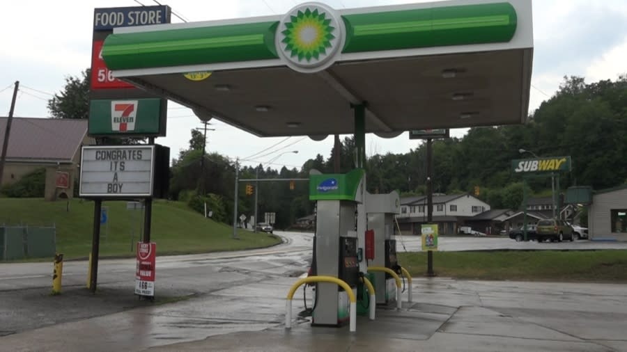 A 7-Eleven in Shinnston, West Virginia, congratulates the parents on a sign outside the store. (WBOY image)