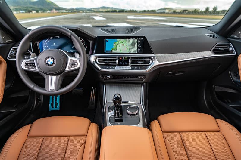 BMW 2系列Coupé導入全數位虛擬座艙，以一貫的駕駛者導向設計搭配12.3吋虛擬數位儀錶與10.25吋中控觸控螢幕。（圖／BMW提供）