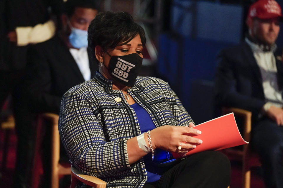 Alice Marie Johnson, entre las invitadas del Presidente Donald Trump. Trump indultó a Johnson, quien había pasado más de dos décadas cumpliendo cadena perpetua sin libertad condicional por un delito de drogas no violento. (AP Photo/Julio Cortez)