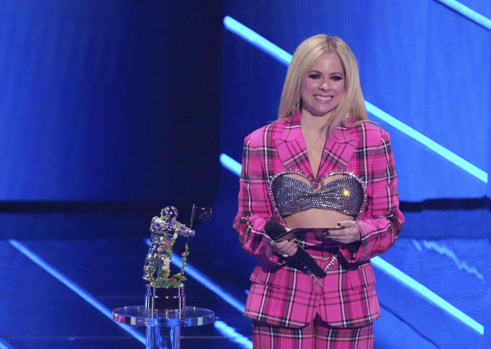 Avril Lavigne presenta el premio "video for good" en la ceremonia de los Premios MTV a los Videos Musicales, el domingo 12 de septiembre de 2021 en el Barclays Center en Nueva York. (Foto por Charles Sykes/Invision/AP)