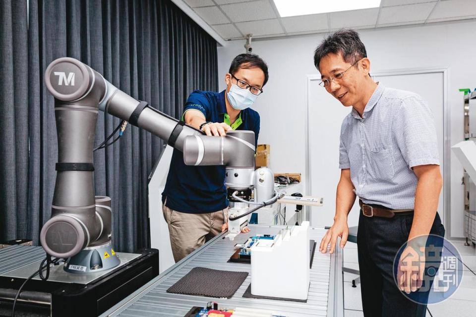 達明機器人營運長黃識忠（右）接受本刊專訪，展示達明機器人在各產業應用。