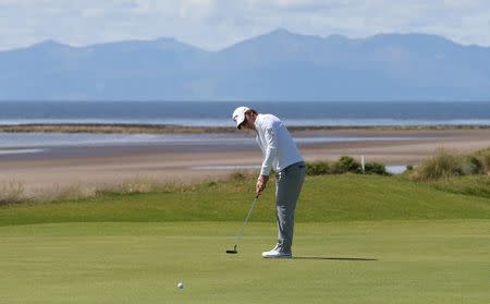 Golf-British Open - Argentina's Emiliano Grillo putts on the fifth green during the first round - Royal Troon, Scotland, Britain - 14/07/2016. REUTERS/Russell Cheyne