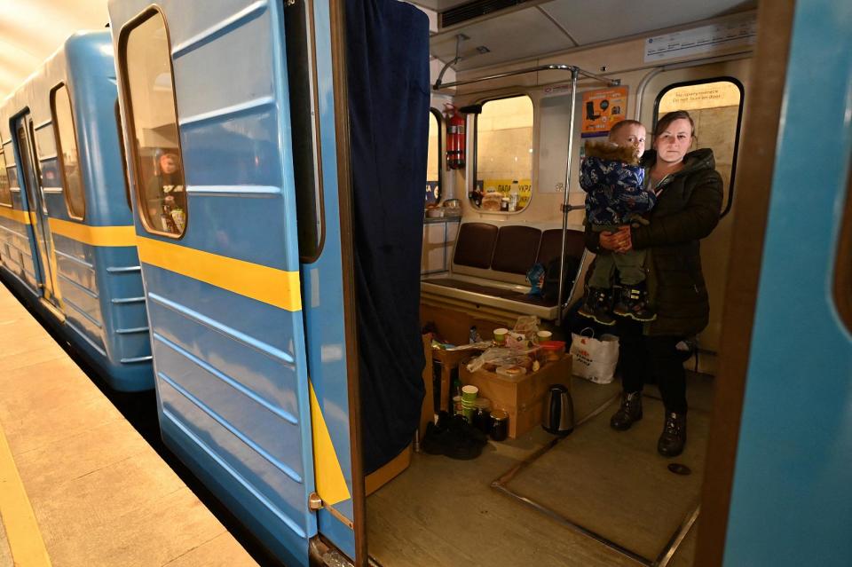 Eine Frau und ihr Kind in einem U-Bahn-Wagen in einer Metrostation, die als Bombenschutzraum dient. Kiew  13. März 2022