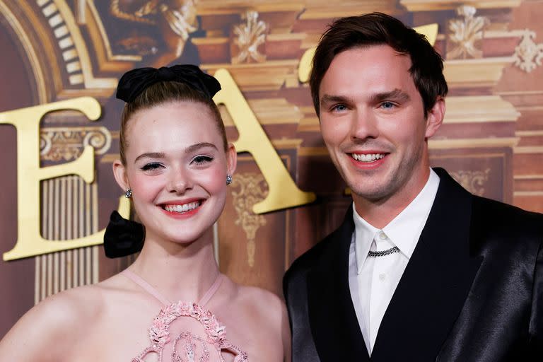 Elle Fanning y el actor británico Nicholas Hoult se robaron las miradas en el estreno de The Great, en The Sunset Room en Hollywood, California