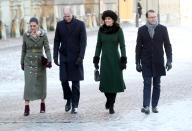 <p>Nach dem Mittagessen liefen der Herzog und die Herzogin von Cambridge mit Kronprinzessin Victoria und Prinz Daniel von Schweden durch die Kopfsteinpflaster-Straßen Stockholms. Kate trug einen smaragdgrünen Mantel von Catherine Walker sowie eine neue Handtasche: eine 1.018 Euro teure Mini Seatin Black Bag von Mulberry.<em> [Bild: Getty]</em> </p>