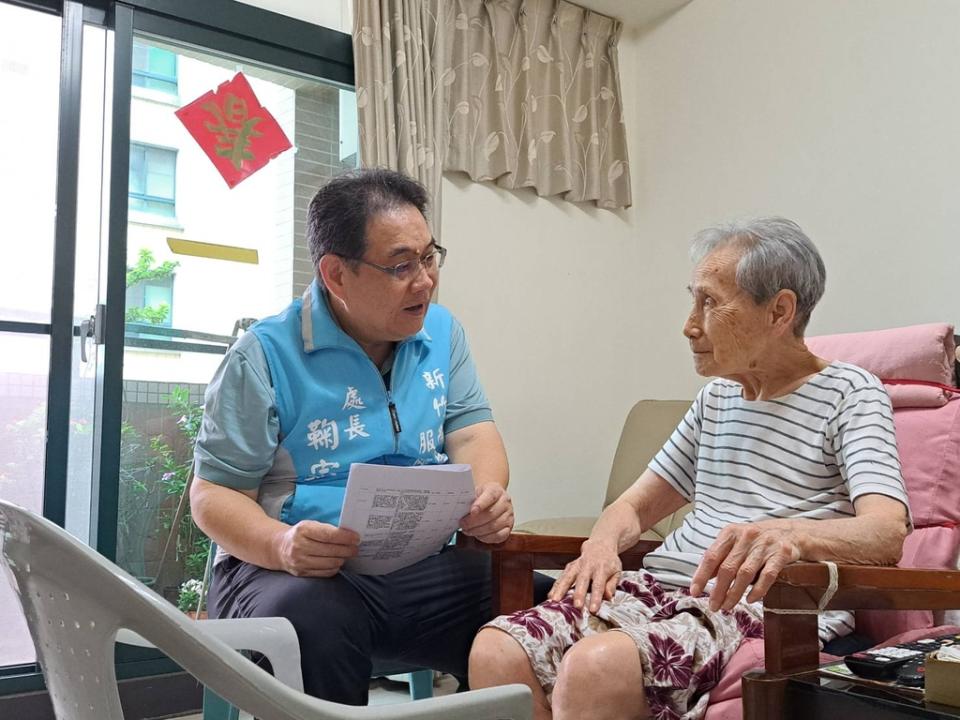 《圖說》新竹榮服處處長鞠宗顯關懷訪視竹市北區高齡獨居遺眷。（圖／新竹榮服處提供）