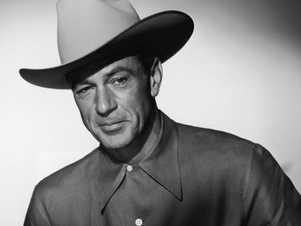 Gary Cooper hingegen durfte vorwiegend den schweigsamen amerikanischen Helden spielen. Gerne auch mit Cowboyhut: einen seiner beiden Oscars bekam er immerhin für seine Darbietung im Westernklassiker "Zwölf Uhr mittags" (1952). Entgegennehmen konnte er ihn allerdings nicht, weil er gerade außer Landes war. Ein anderer Westernheld nahm sie für ihn im Empfang. (Bild: Hulton Archive/Getty Images)