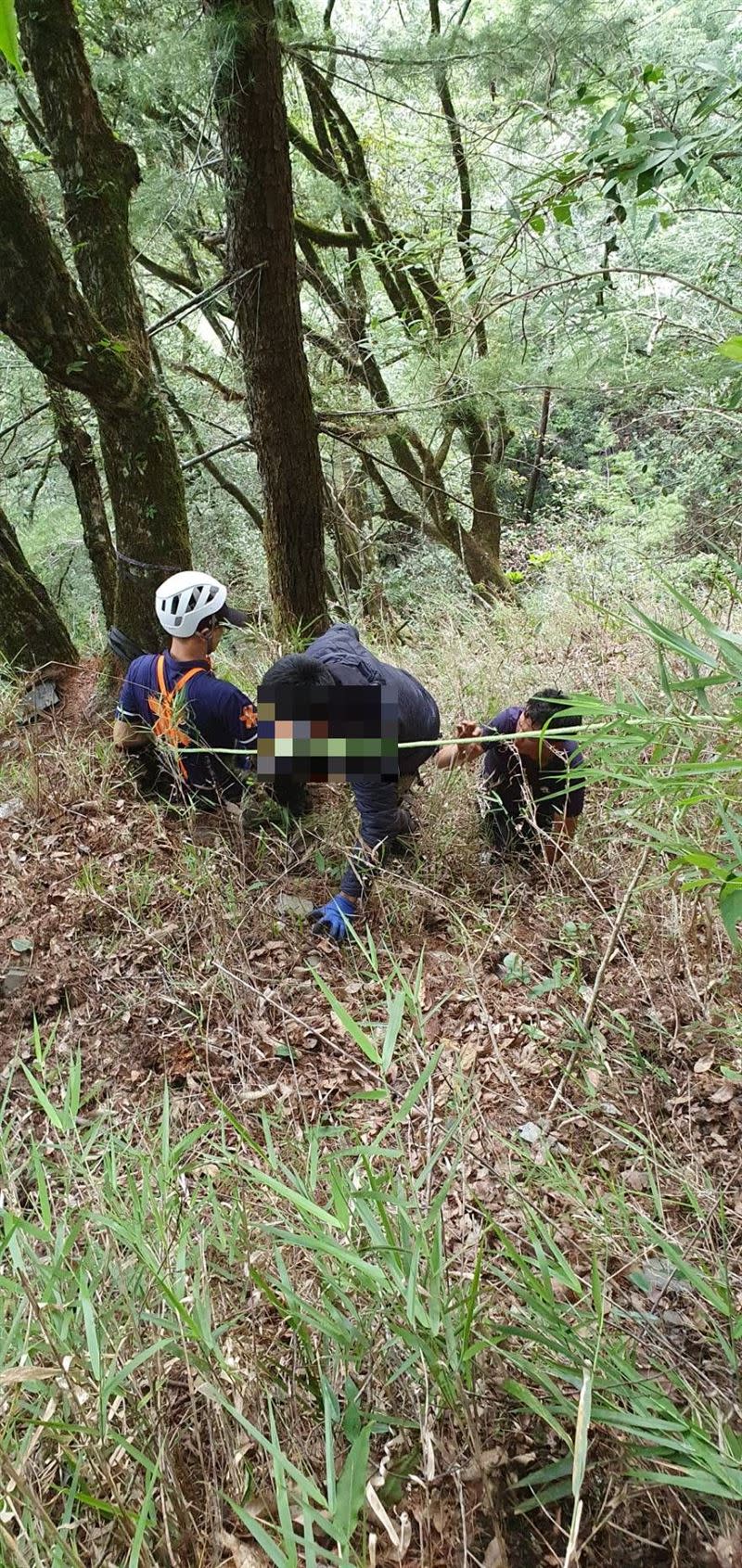 有網友比對出，拿登能高南峰山牌搞怪拍照的登山客，與下山墜崖被救援的大學生應是同一人，認為因拍照動作不雅，才會被山神教訓。(圖／民眾提供)