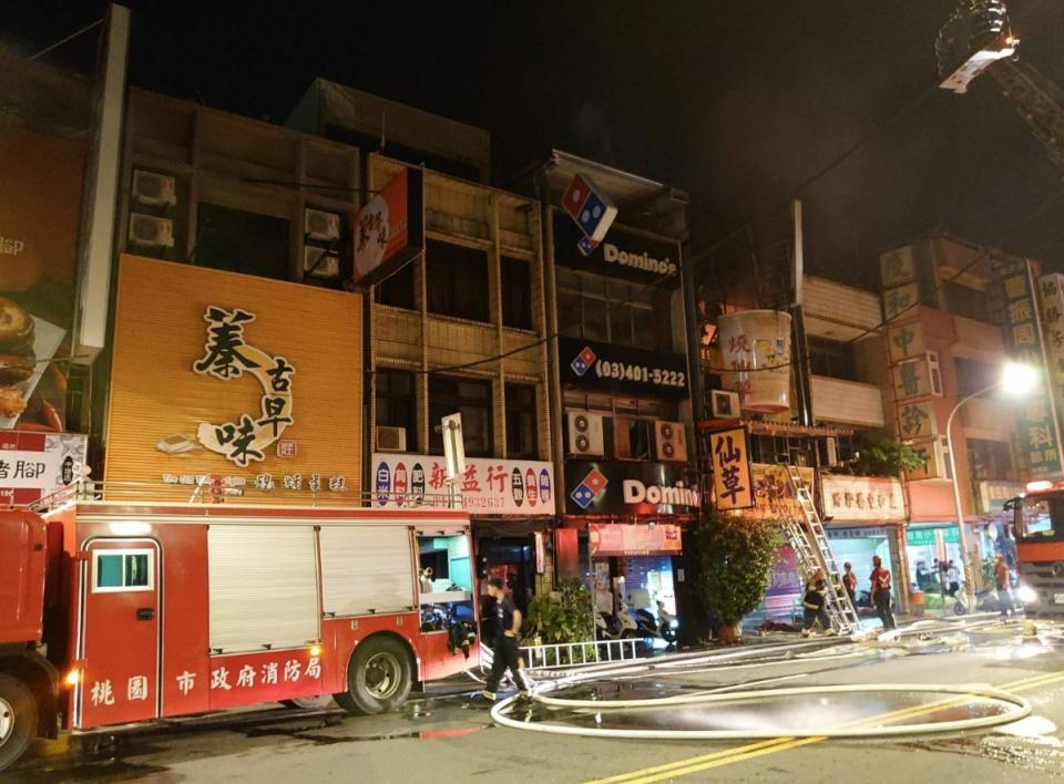 桃園知名店家上輝仙草豆花店，凌晨發生火警造成1死2傷。（翻攝照片）