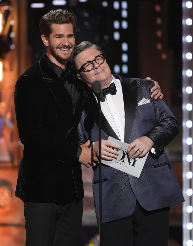 Andrew Garfield y Nathan Lane presentan el premio a mejor obra en la 75a. entrega anual de los Premios Tony 