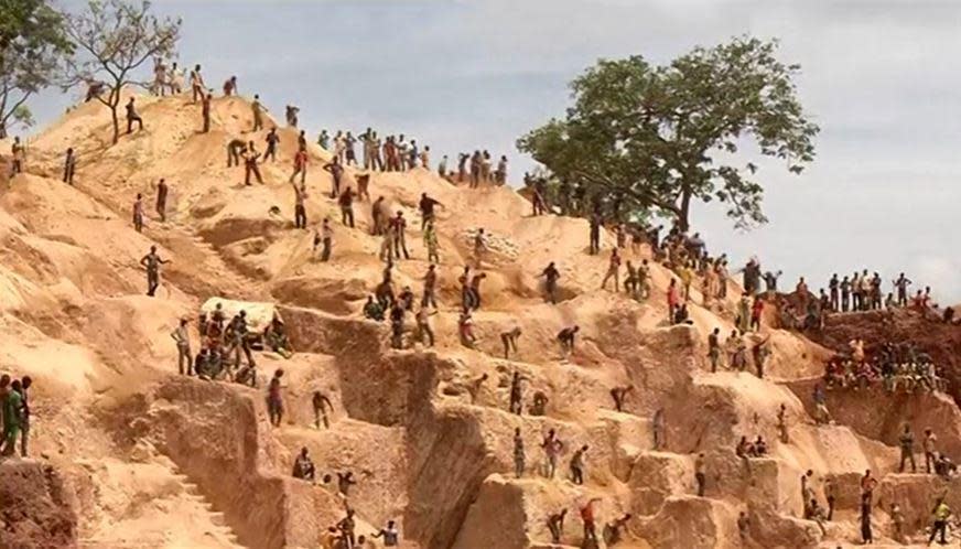 Workers mine in an open pit at the Ndassima gold mine in the Central African Republic. / Credit: CBS News