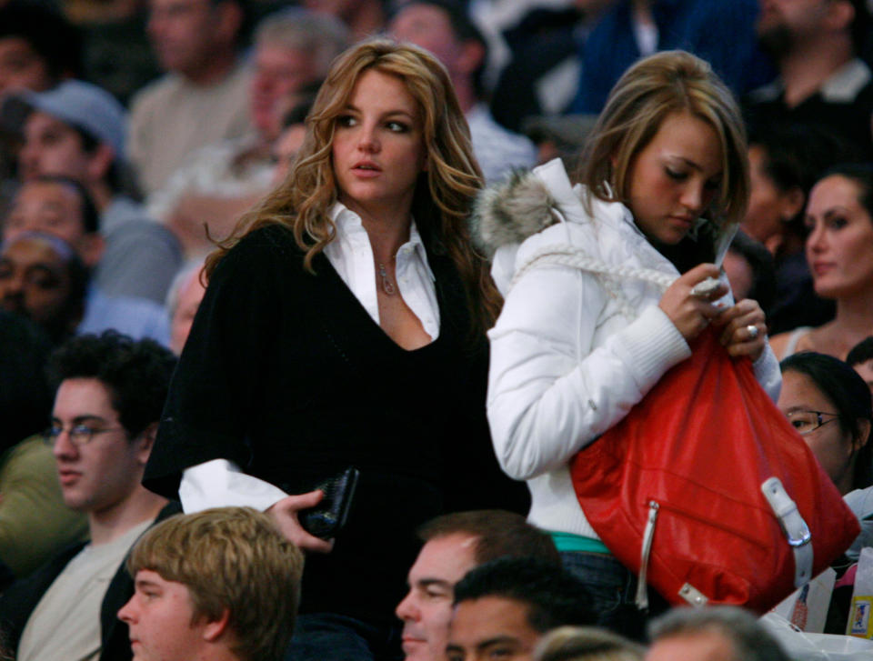 En esta foto del 17 de diciembre del 2006, Britney Spears, a la izquierda, y su hermana Jamie Lynn Spears se van justo antes del medio tiempo de un partido de la NBA entre los Wizards de Washington y los Lakers de Los Angeles, en Los Angeles. Britney Spears tiene una nueva sobrina. La cantante felicitó el jueves en Twitter a su hermana por el nacimiento de su segunda hija. (AP Foto/Mark Avery, Archivo)