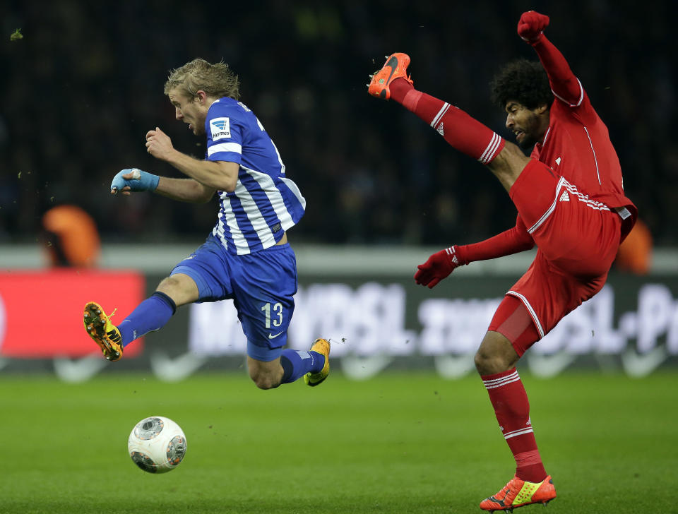 Berlin's Per Skjelbred of Norway, left, and Bayern's Dante of Brazil, right, challenge for the ball during the German Bundesliga soccer match between Hertha BSC Berlin and Bayern Munich in Berlin, Germany, Tuesday, March 25, 2014. (AP Photo/Michael Sohn)