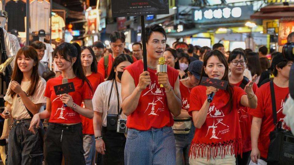 《鬼天廈》演員群突襲逢甲夜市宣傳。（圖／華映娛樂提供）