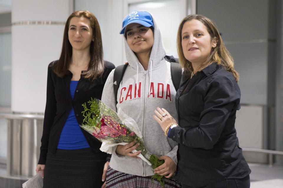 La saudí Rahaf Mohammed Alqunun, de 18 años, al centro, posa con la ministra del Exterior de Canadá, Chrystia Freeland, a la derecha, después de su llegad al aeropuerto internacional Pearson de Toronto, el sábado 12 de enero de 2019. Canadá concedió el asilo a Alqunun. (Chris Young/The Canadian Press vía AP)