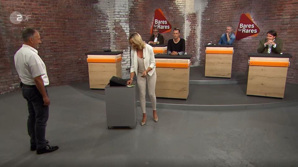 Susanne Steiger zahlte sogar noch mehr und kaufte den Ring für 1.100 Euro. (Bild: ZDF)