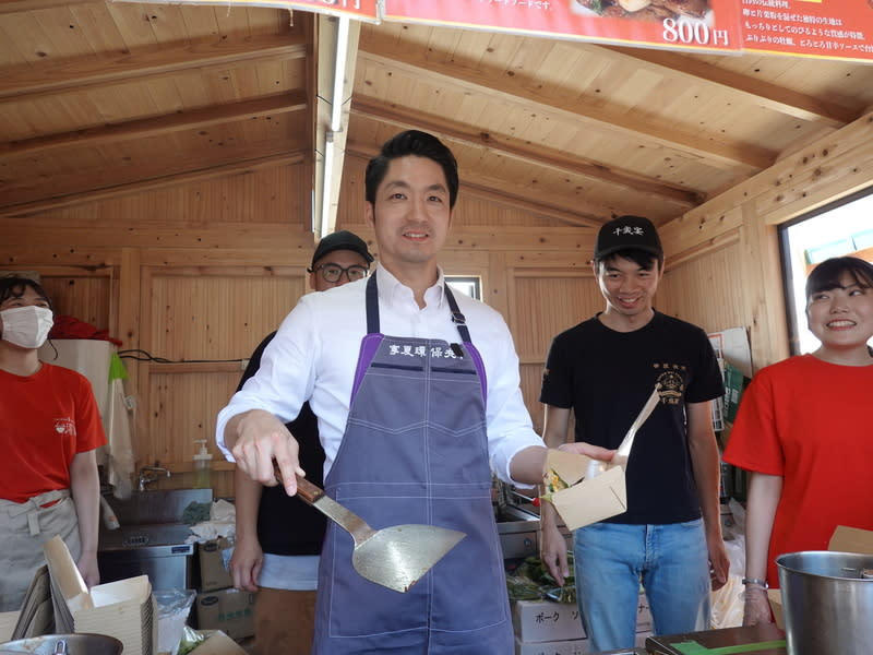 蔣萬安訪東京晴空塔台灣祭  現場做蚵仔煎 台北市長蔣萬安訪問東京，18日到東京知名地標「東 京晴空塔」，為首次與台北市寧夏夜市合作的「台灣 祭」美食活動宣傳行銷。他當場做蚵仔煎，還用日文 叫賣「要不要來一客」。 中央社記者楊明珠東京攝  113年5月18日 