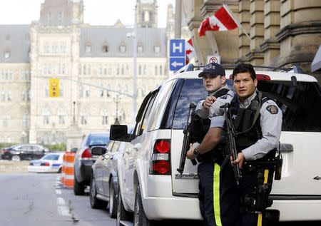 Armed RCMP officers guard access to Parliament Hill following a shooting incident in Ottawa October 22, 2014. REUTERS/Chris Wattie