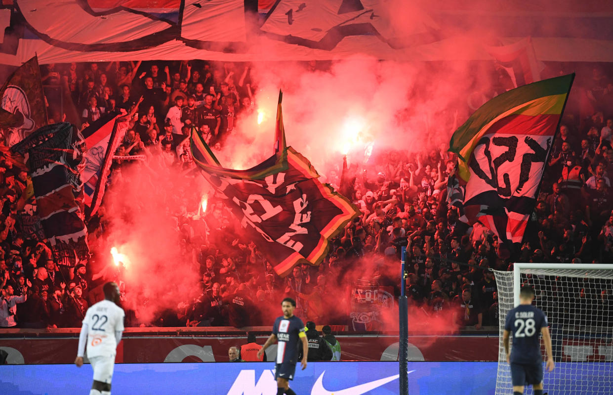 Des fumigènes craqués par des supporters du PSG lors du match de L1 entre Paris et l’Olympique de Marseille, le 16 octobre 2022.