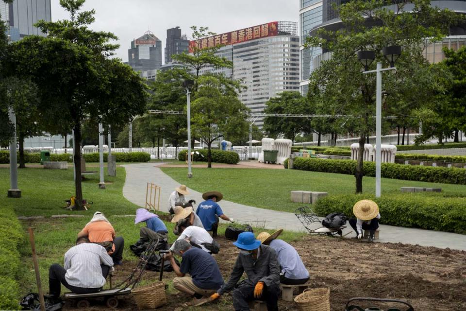 2021年6月28日，添馬公園，一班工人在修整泥土，預備中國共產黨成立100週年暨香港回歸祖國24週年的晚會活動。