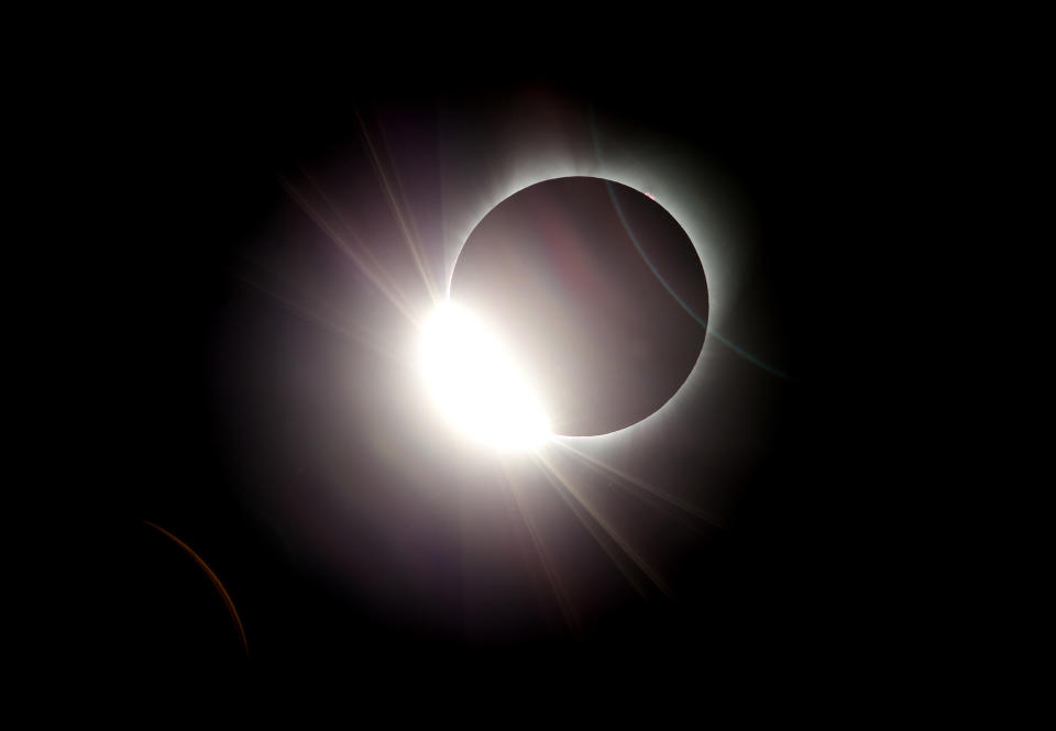 <p>The moon almost totally eclipses the sun during a near total solar eclipse as seen from Salem, Ore. (Photo: Don Ryan/AP) </p>