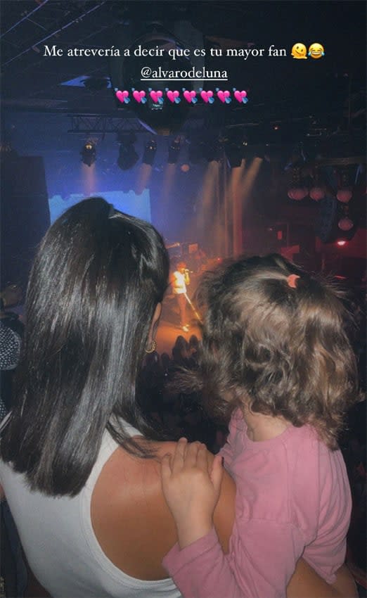 Laura Escanes con su hija Roma viendo el concierto de Álvaro de Luna