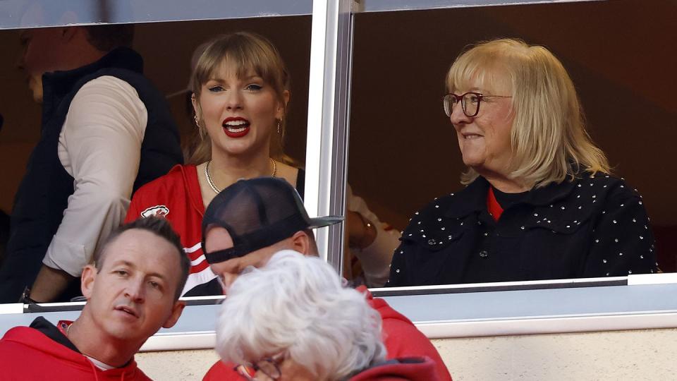 taylor swift an donna kelce at the denver broncos v kansas city chiefs game