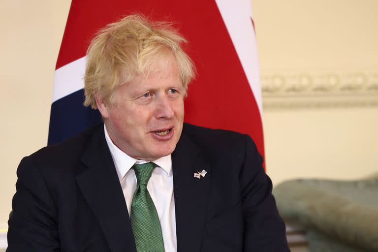 El primer ministro británico Boris Johnson conversa con el presidente uruguayo Luis Lacalle Pou en su residencia en 10 Downing Street, Londres, el lunes 23 de mayo de 2022. (Henry Nicholls/Pool vía AP)