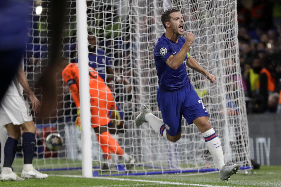 César Azpilicueta festeja tras anotar el segundo gol de Chelsea en el partido ante Lille por la Liga de Campeones, el martes 10 de diciembre de 2019. (AP Foto/Kirsty Wigglesworth)