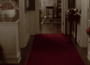 Kevin McCallister runs down a hallway and screams