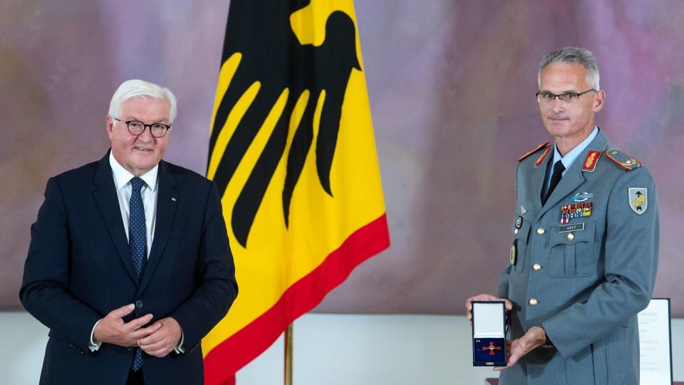 Brigadegeneral Jens Arlt (r) und Bundespräsident Frank-Walter Steinmeier.