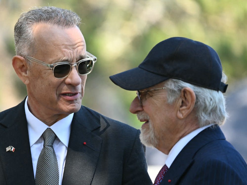 Tom Hanks (l.) und Steven Spielberg bei der US-Zeremonie zum 80. Jahrestag des D-Day am "Normandy American Cemetery and Memorial" in Colleville-sur-Mer. (Bild: SAUL LOEB/AFP via Getty Images)