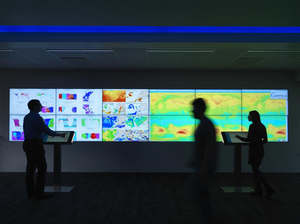 Der "Wetterraum" im des "Kopernikus-Atmosphärenüberwachungsdienst". Hier werden Daten, auch zu Zombie-Bränden dargestellt. (Foto: Andrew Brookes / ECMWF)