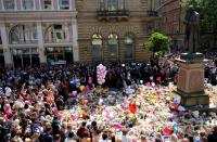 <p>Manchester a été victime d’une attaque terroriste faisant 22 morts et au moins 60 blessés. Il est 22h30 quand le concert de la star américaine Ariana Grande se termine à la Manchester Arena. Le jeune public commence à sortir quand une explosion éclate aux abords de l’Arena. Le kamikaze Salman Abedi, Mancunien âgé de 22 ans, s’est fait exploser avec une bombe remplie de clous. Cet énième acte terroriste a été revendiqué par Daesh. Le monde a les yeux tournés vers la ville où se sont réunis des milliers de personnes comme ici sur la place Saint Ann. (Photo : Reuters) </p>