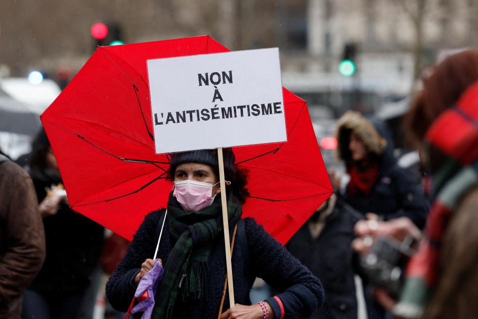 Una mujer de Europa sujeta un cartel en el que se lee 'no al antisemitismo', en París, Francia. (REUTERS/Benoit Tessier)