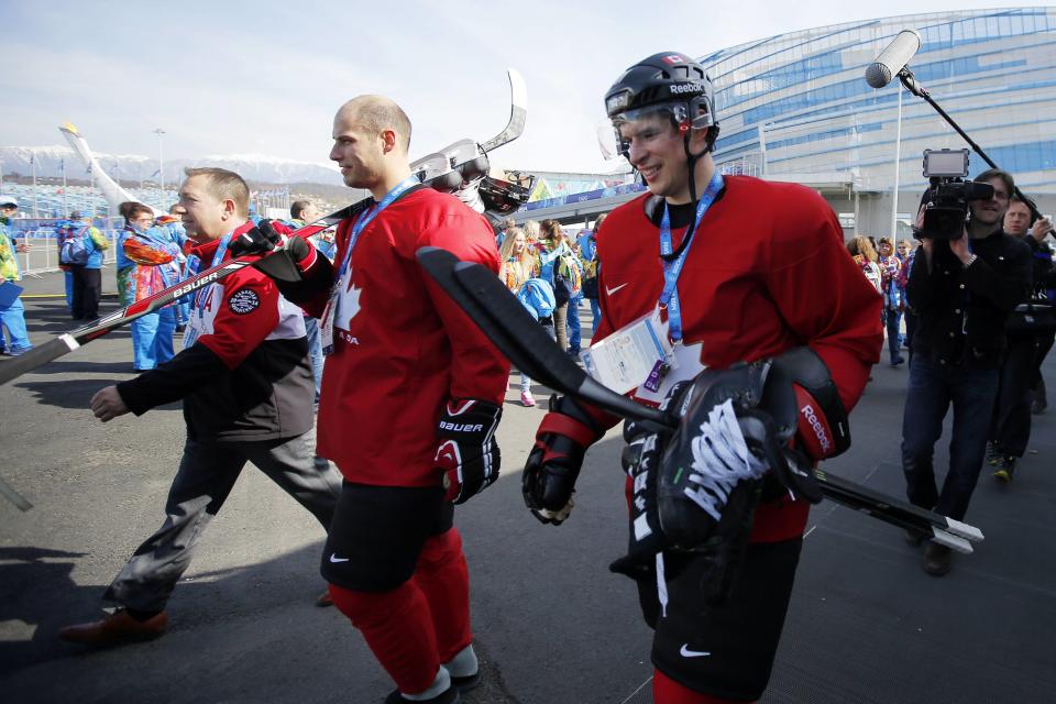 Canada's ice hockey players Ryan Getzlaf (L) and Sidney Crosby walk to the Bolshoy arena following a men's team practice at the 2014 Sochi Winter Olympics February 20, 2014. REUTERS/Brian Snyder (RUSSIA - Tags: SPORT OLYMPICS ICE HOCKEY)