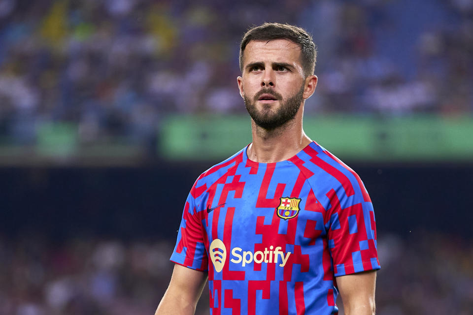 <p>Im Sommer 2020 verpflichtete Barcelona den Bosnier Miralem Pjanic für 60 Millionen Euro vom Serie-A-Klub Juventus Turin. Doch in Spanien entwickelte sich Pjanic zum Mega-Flop und wechselte Anfang September ablösefrei zum Sharjah FC in die Vereinigten Arabischen Emirate. Trotz muss Barcelona den Turinern noch 36 Millionen Euro für den Bosnier bezahlen. (Bild: Getty Images)</p> 